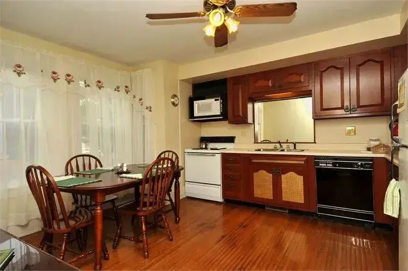 Sunny, eat-in kitchen